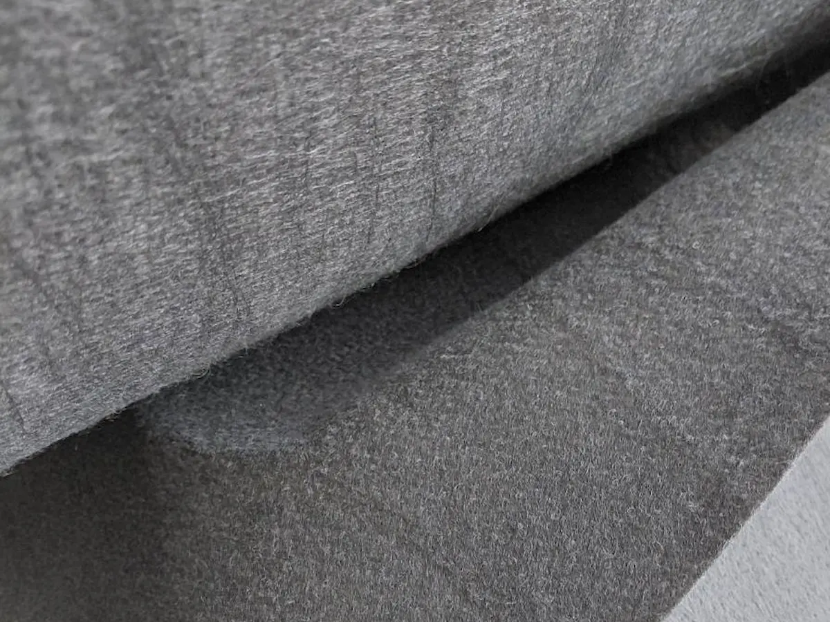 เนื้อแผ่นใยสังเคราะห์ non-woven ระยะใกล้ ใยพันกันสม่ำเสมอ ไม่เป็นลายสานเหมือนผ้าคลุมวัชพืช
