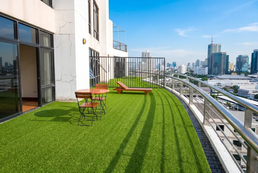 ผลงานติดตั้งหญ้าเทียม ระเบียง Service Apartment สุขุมวิท กรุงเทพฯ รุ่น GT-L20Y พื้นที่ 180 ตร.ม.