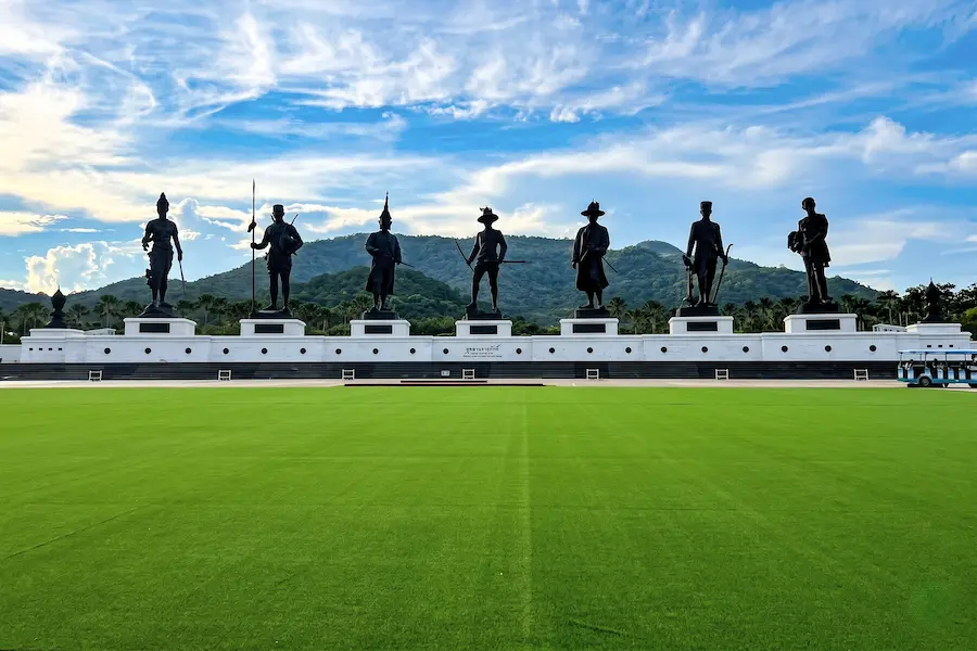 ผลงานติดตั้งหญ้าเทียม ลานพระบรมรูป หัวหิน ประจวบคีรีขันธ์ รุ่น GT-L2026P พื้นที่ 800 ตร.ม.