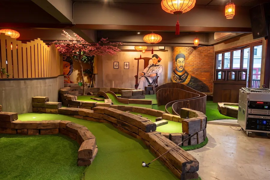 ผลงานติดตั้งหญ้าเทียม Mini Golf ในอาคาร ย่านเยาวราช กรุงเทพฯ รุ่น GT-G1018 พื้นที่ 62 ตร.ม.