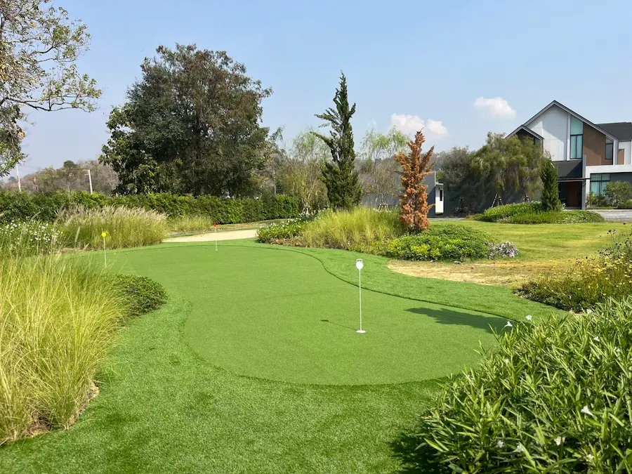 ผลงานติดตั้งหญ้าเทียม Putting Green พร้อมหลุมทราย สระบุรี สระบุรี รุ่น GT-G1018 + GT-L1035 พื้นที่ 280 ตร.ม.