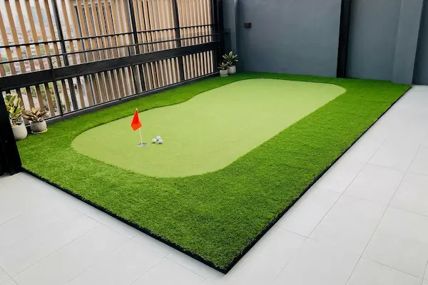ผลงานติดตั้งหญ้าเทียม Putting Green ดาดฟ้าออฟฟิศ กรุงเทพฯ รุ่น GT-G1018 + GT-L1035 พื้นที่ 18 ตร.ม.