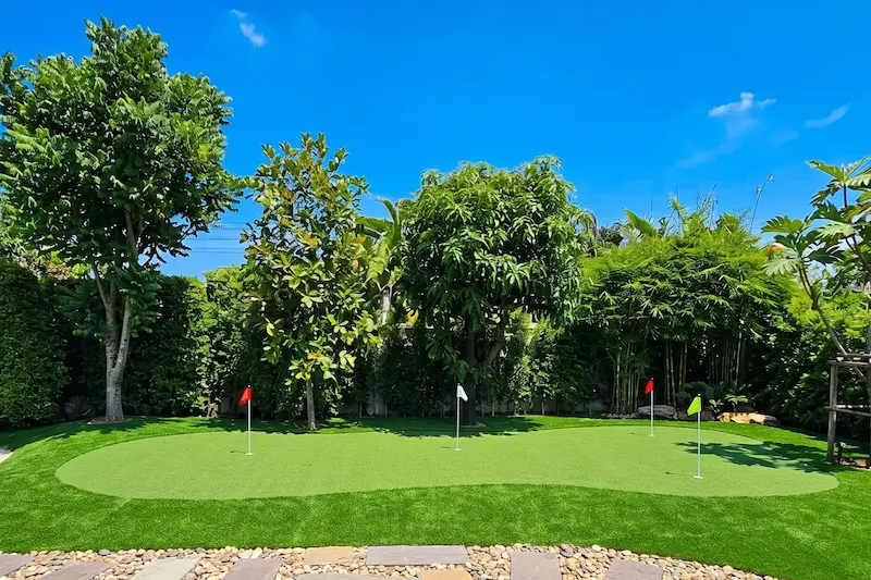 ผลงานติดตั้งหญ้าเทียม Putting Green บ้านพัก เสนานิคม กรุงเทพฯ รุ่น GT-G1018 + GT-L1035 พื้นที่ 120 ตร.ม.