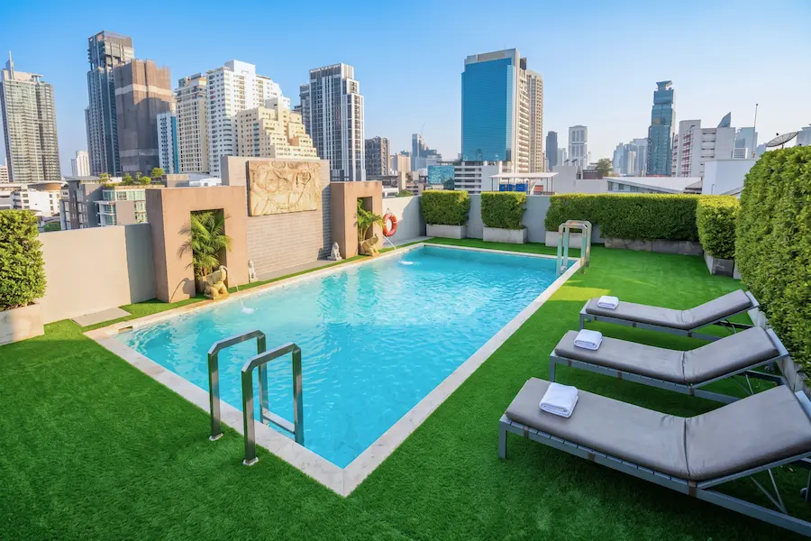 ผลงานติดตั้งหญ้าเทียม พื้นที่สระว่ายน้ำ Service Apartment สุขุมวิท กรุงเทพฯ รุ่น GT-L203PP พื้นที่ 80 ตร.ม.